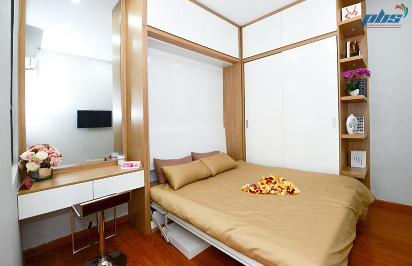 Phòng ngủ đơn giản, sang trọng và truyền thống với nền sàn gỗ cao cấp